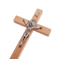 Krzyż drewniany z medalem Św.Benedykta na ścianę 26 cm